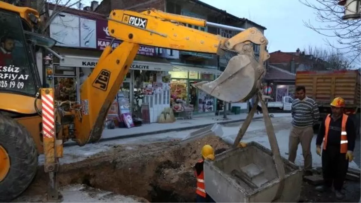 Eski İlçelerde Alt Yapı Çalışmalarını Sürdürüyor