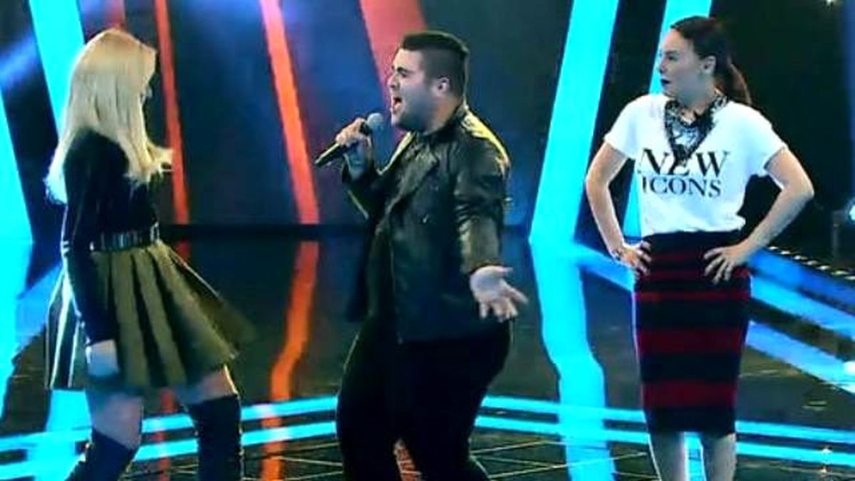Hadise ve Ebru Gündeş Sahneye Geldi