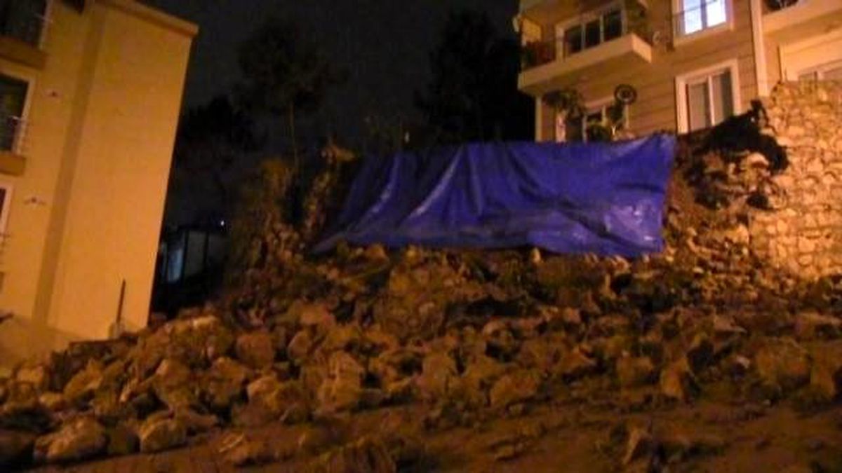 Kocaeli\'de Onarılmayı Bekleyen İstinat Duvarı Çöktü