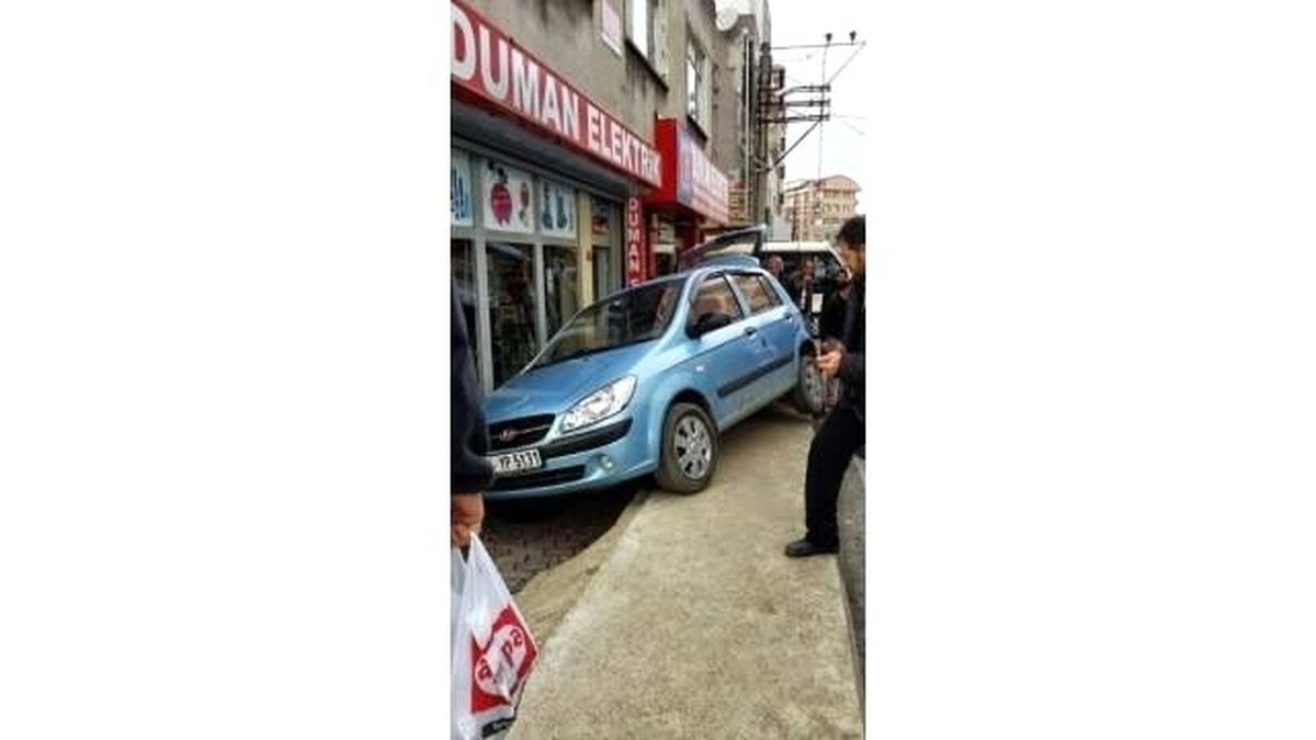 Kontrolden Çıkan Araç İşyerine Daldı