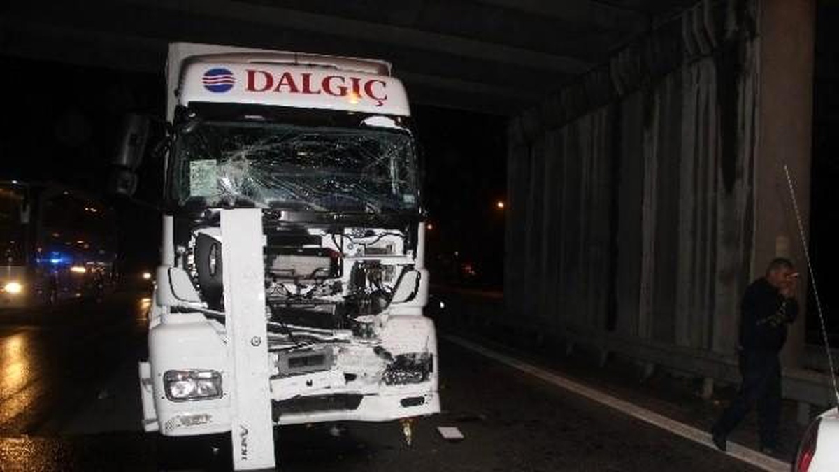 Sakarya\'da Kamyon ile Tır Çarpıştı: 3 Yaralı