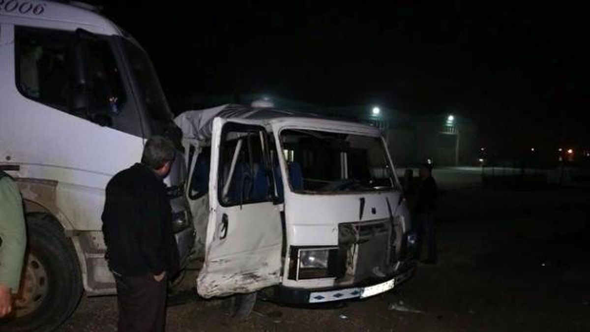 Denizli\'de İşçileri Taşıyan Minibüs ile Kamyon Çarpıştı: 17 Yaralı