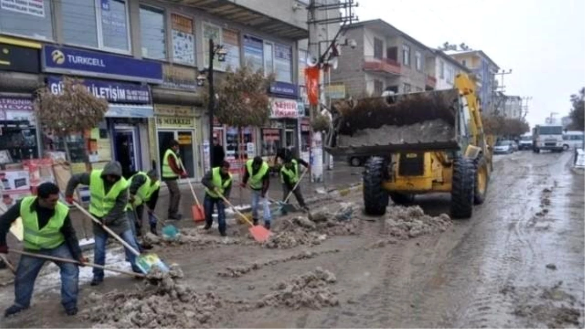 Özalp\'ta Kar Temizleme Çalışmaları Başladı