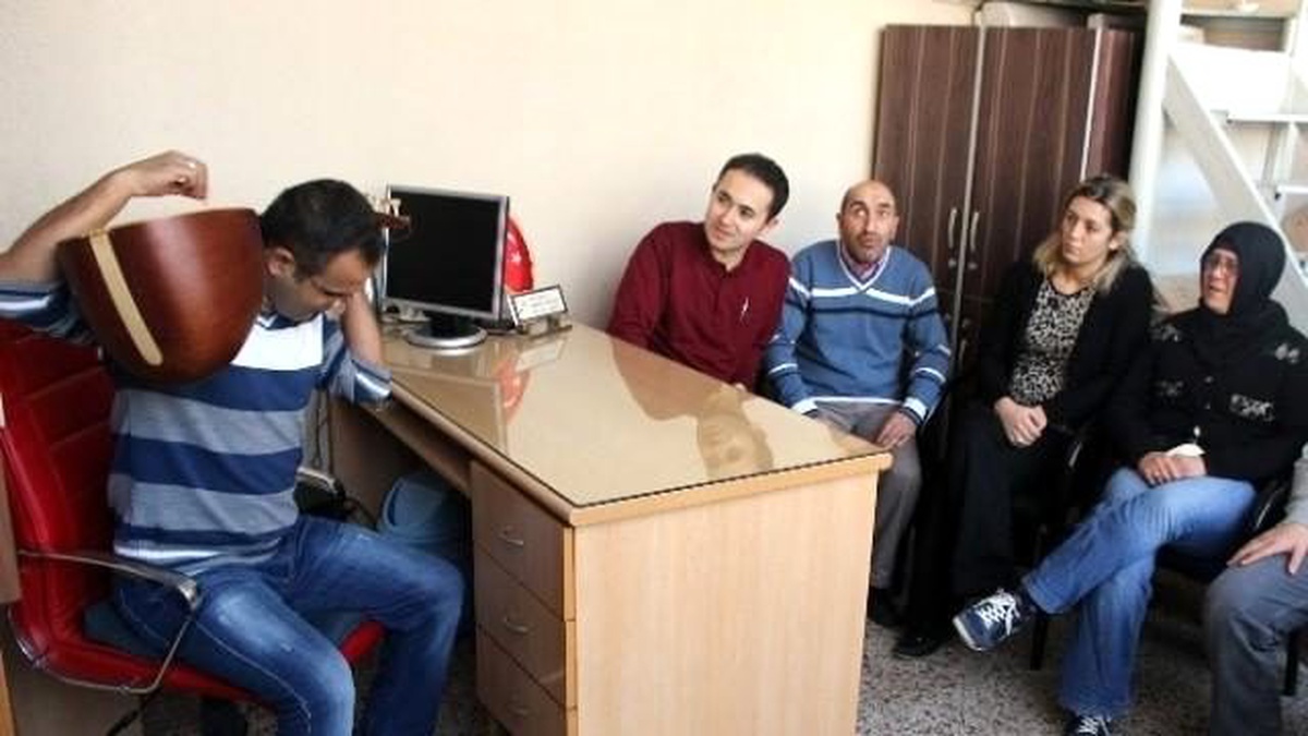 Sazı Ensesinde Çalıyor