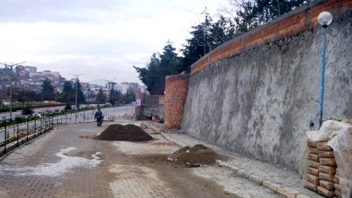 Tugay Komutanlığı Çevresine Duvar Örülüyor