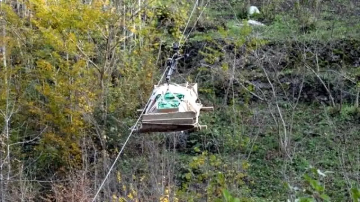 Yolu Olmayan Mahallede Cenaze Teleferikle Taşındı