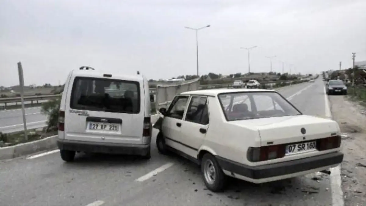 Antalya\'da Trafik Kazası: 2 Yaralı