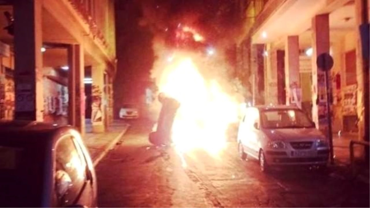 Atina\'da Polisle Çatışan Anarşist Gruplar Otobüs ve Araçları Yaktı