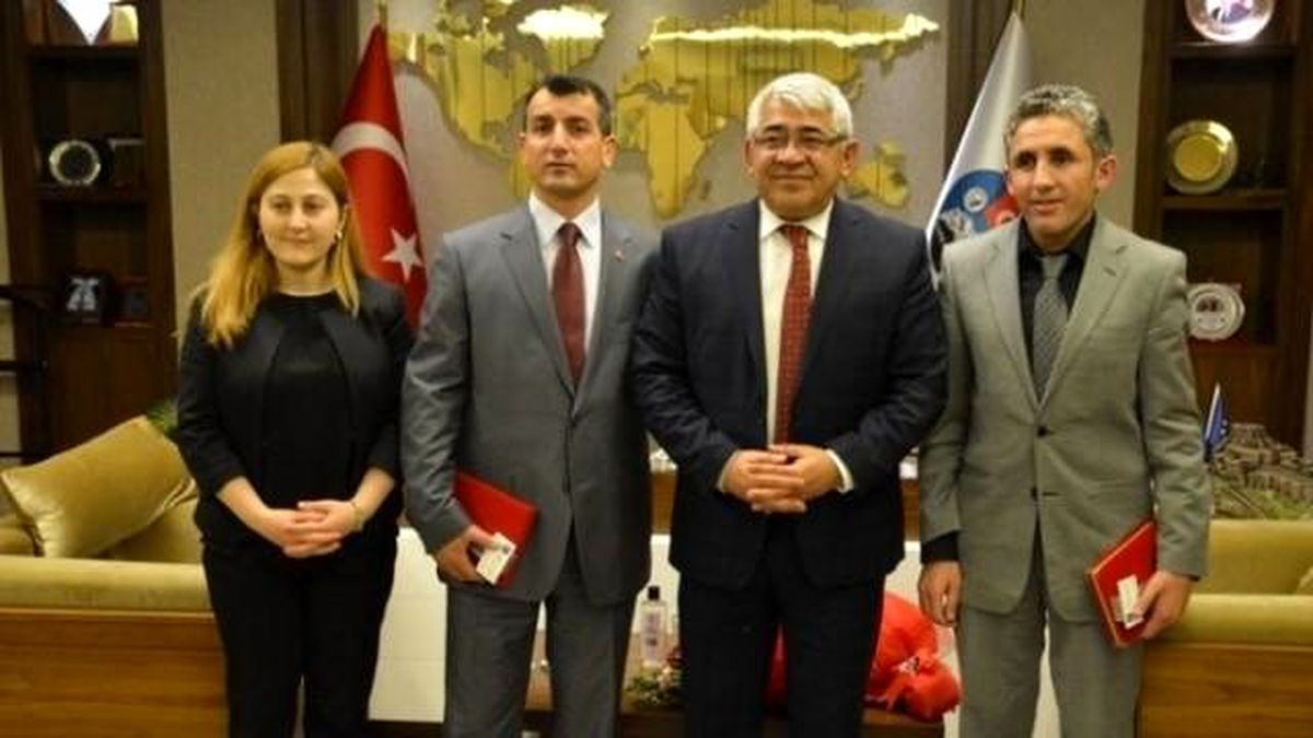 Başkan Karaçanta\'dan Yılın Öğretmenlerine Plaket