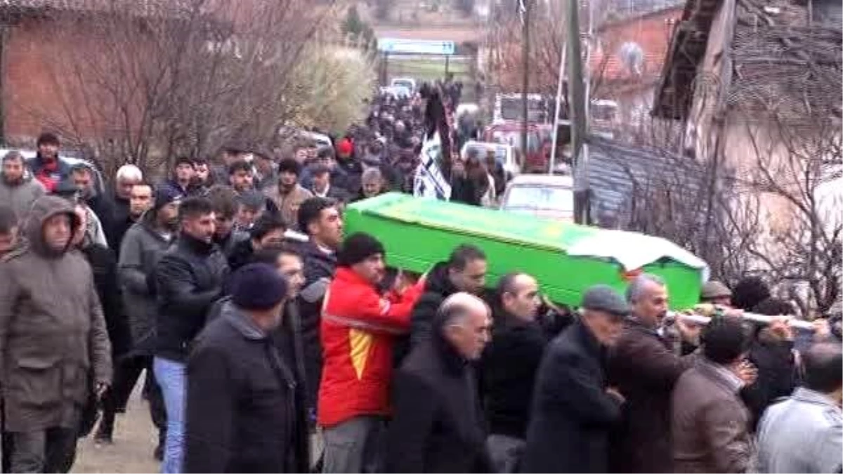 Beşiktaşlı Uğul Boral\'ın Babasının Cenazesi Toprağa Verildi