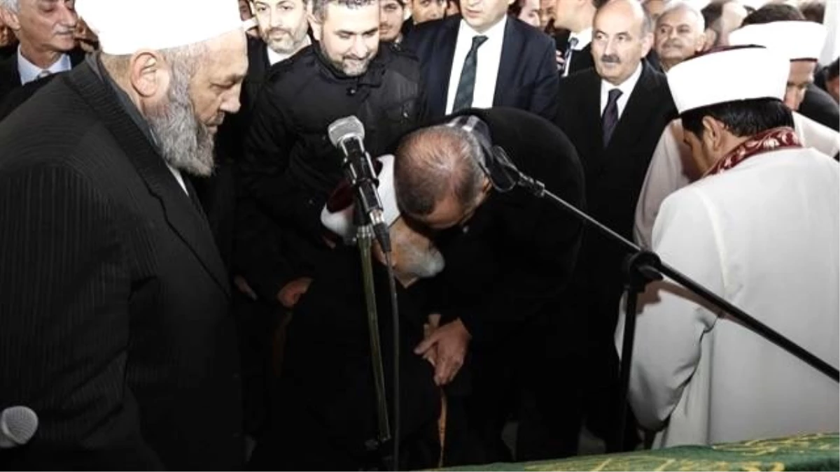 Erdoğan, Emin Saraç Hocanın Elini Öptü