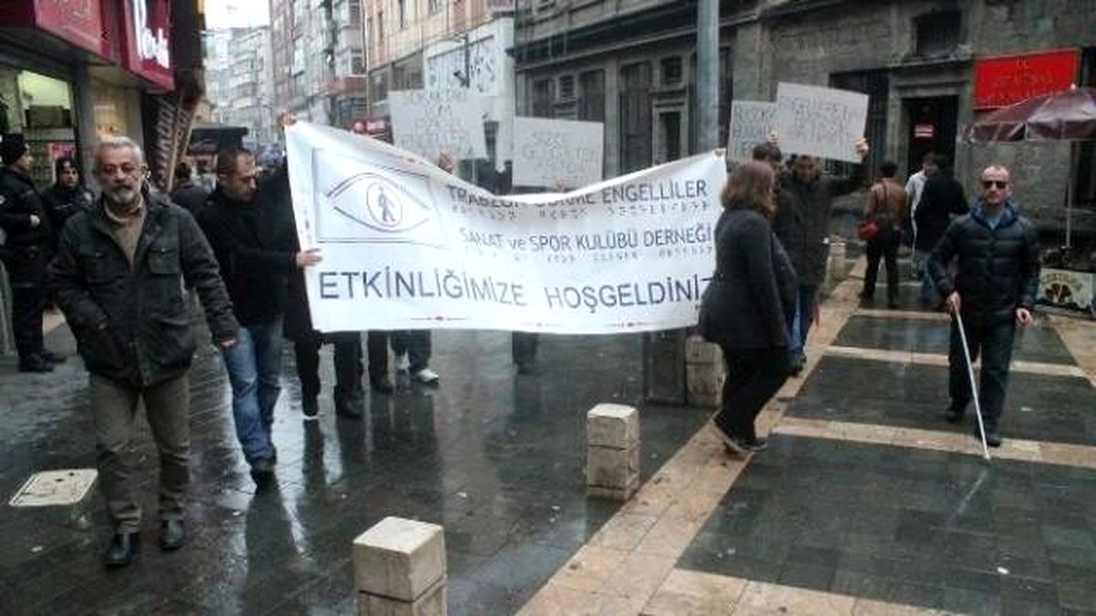Görme Engelliler Engeller İçin Yürüdü