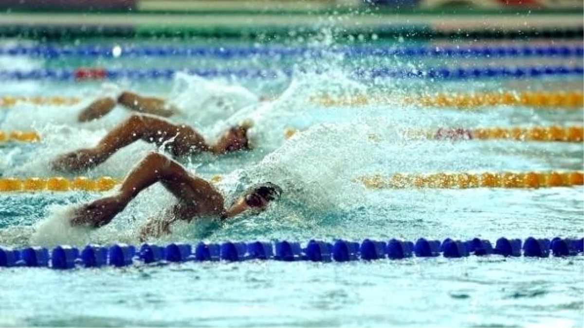 Milli Yüzücülerden Türkiye Rekoru
