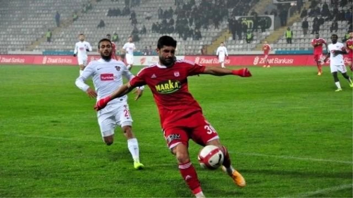 Sivasspor-Gaziantepspor Maçının İlk Yarısı Golsüz Bitti