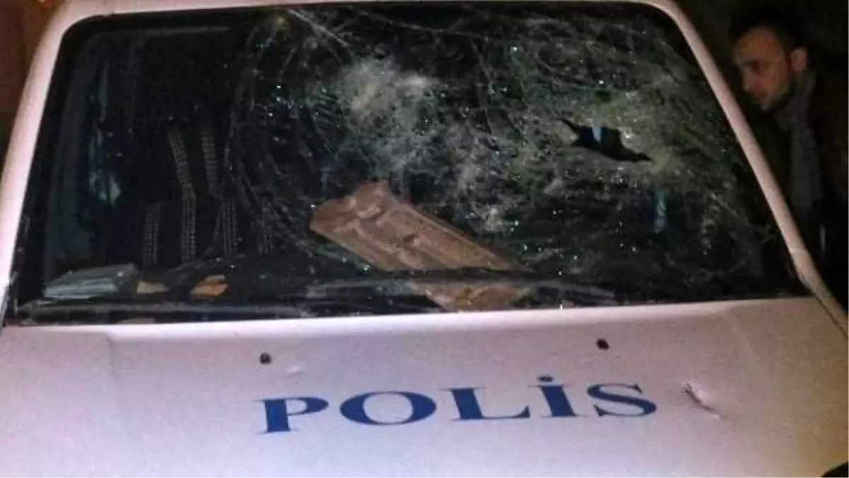 Aile İçi Kavga" İhbarına Giden Polise Kiremit ve Satır ile Saldırı