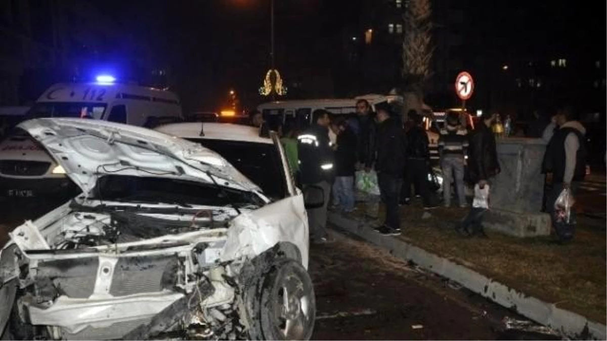 Antalya\'da Otomobil ile Minibüs Çarpıştı: 6 Yaralı