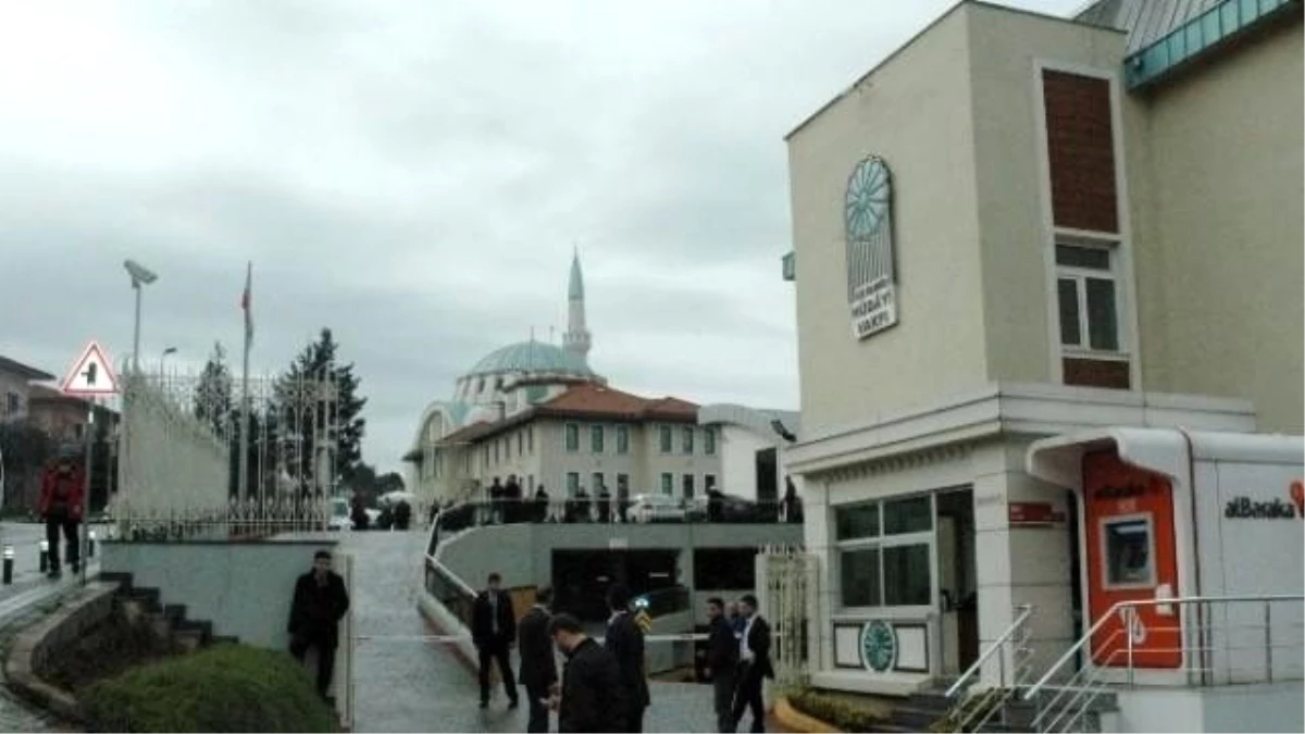 Başbakan Davutoğlu, İşadamı Fahreddin Tivnikli\'nin Cenazesine Katıldı