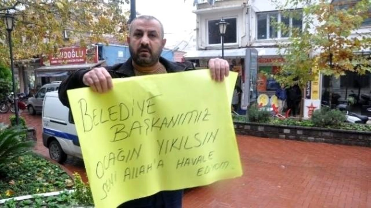 Belediye Önünde Tek Başına Eylem Yaptı