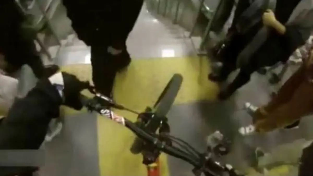 Çılgın Genç, Kadıköy Metrosunun Merdivenlerinden Bisikletle İndi