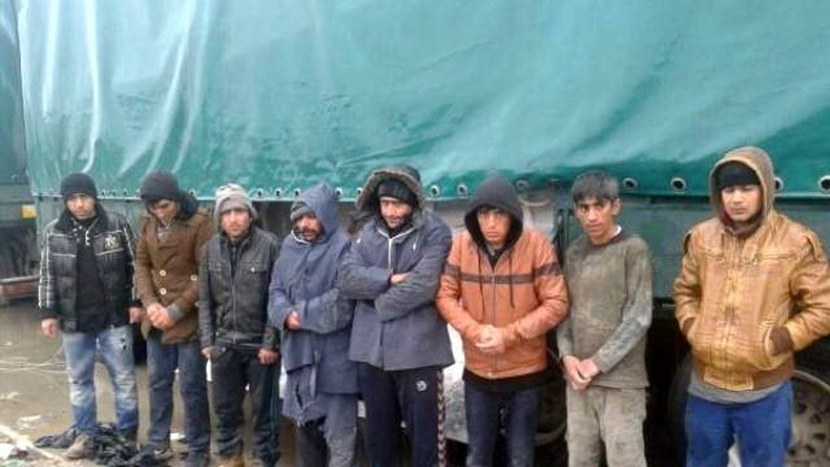 Edirne\'de Çimento Çuvalları Arasına Gizlenmiş 8 Kaçak Yakalandı