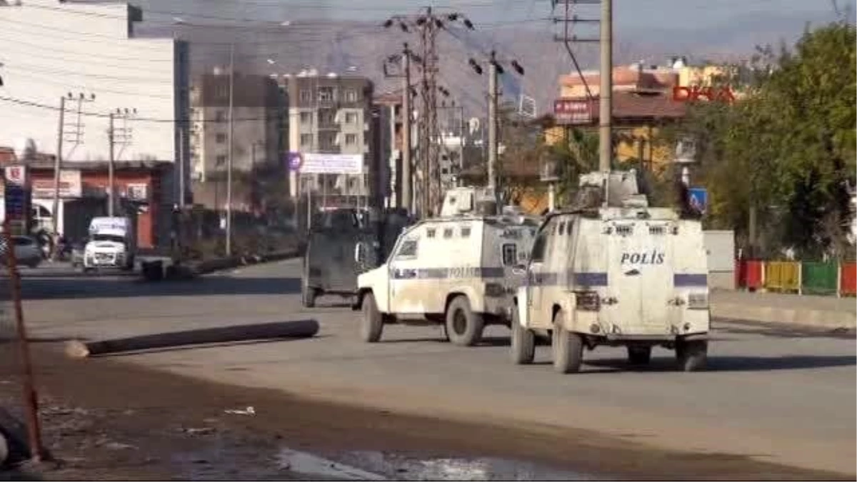 Cizre\'de, PKK\'lılar Kalaşnikofla Uluslararası Yolu Kesti