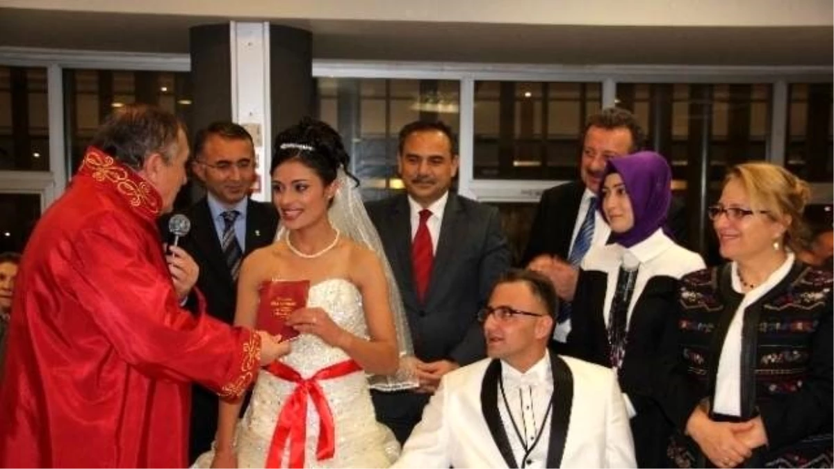 Bolu\'da Engelli Genç Tekerlekli Sandalyeyle Dünya Evine Girdi