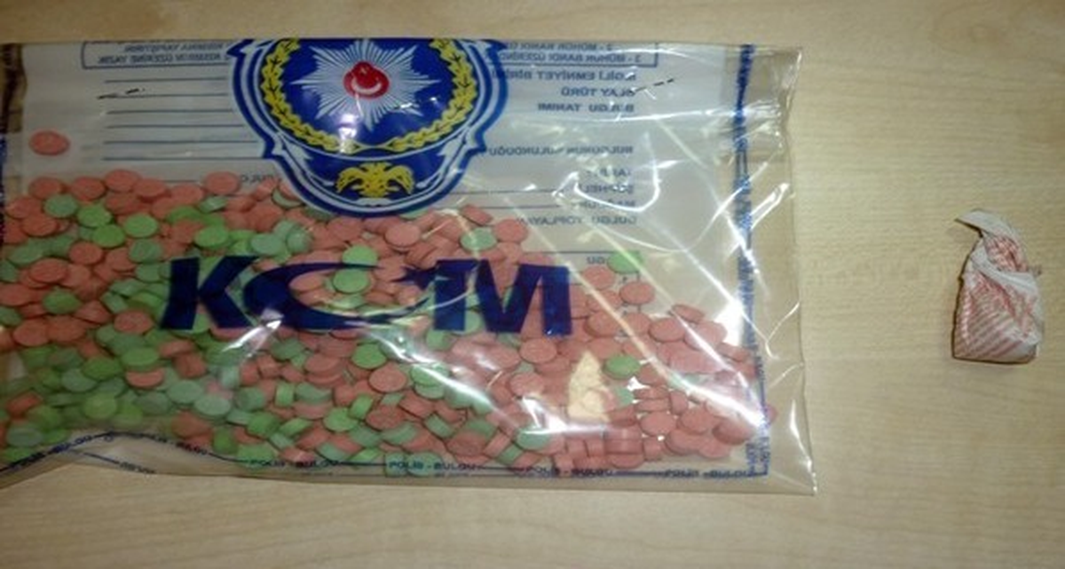 İzmir\'de 2 Kişinin Üzerinden 498 Adet Exctacy Çıktı