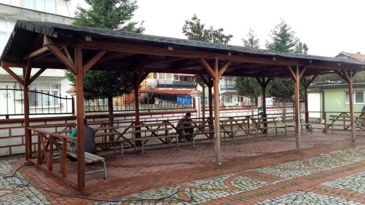 Kartepede Cami Bahçe Mobilyaları Bakımdan Geçiriliyor