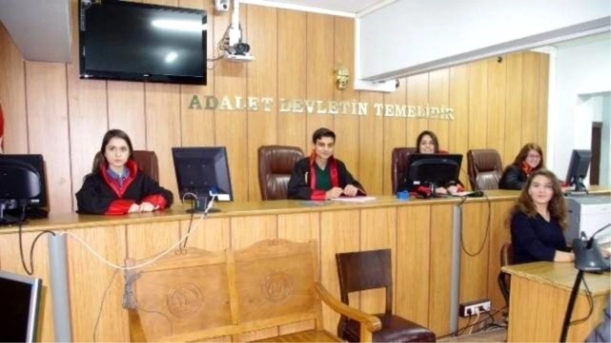 Öğrencilerden Temsili Mahkeme