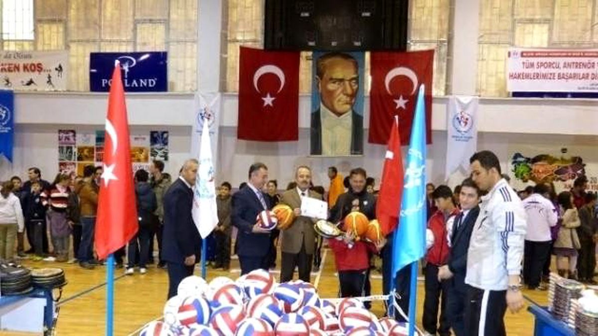 Öğrencileri Spora Teşvik Amaçlı Malzeme Yardımı Yapıldı
