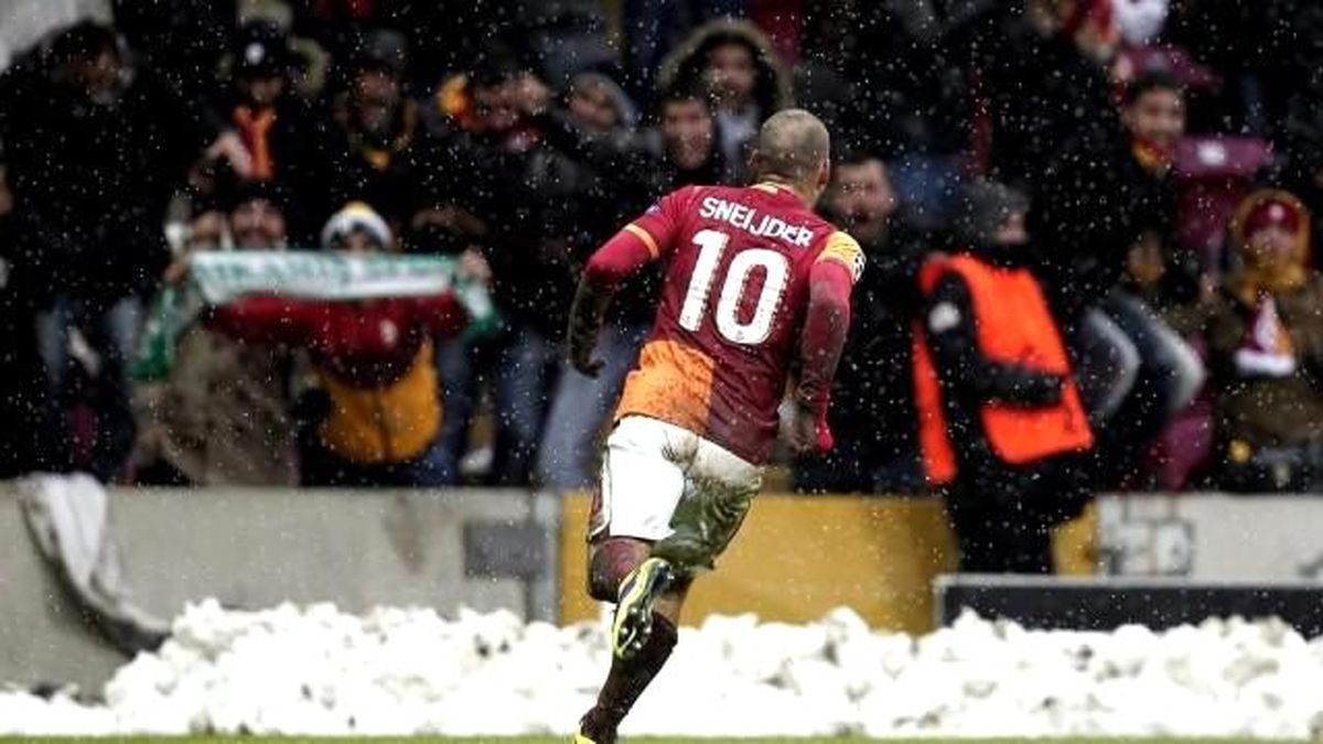 Sneijder\'in Evine Polis Baskını!