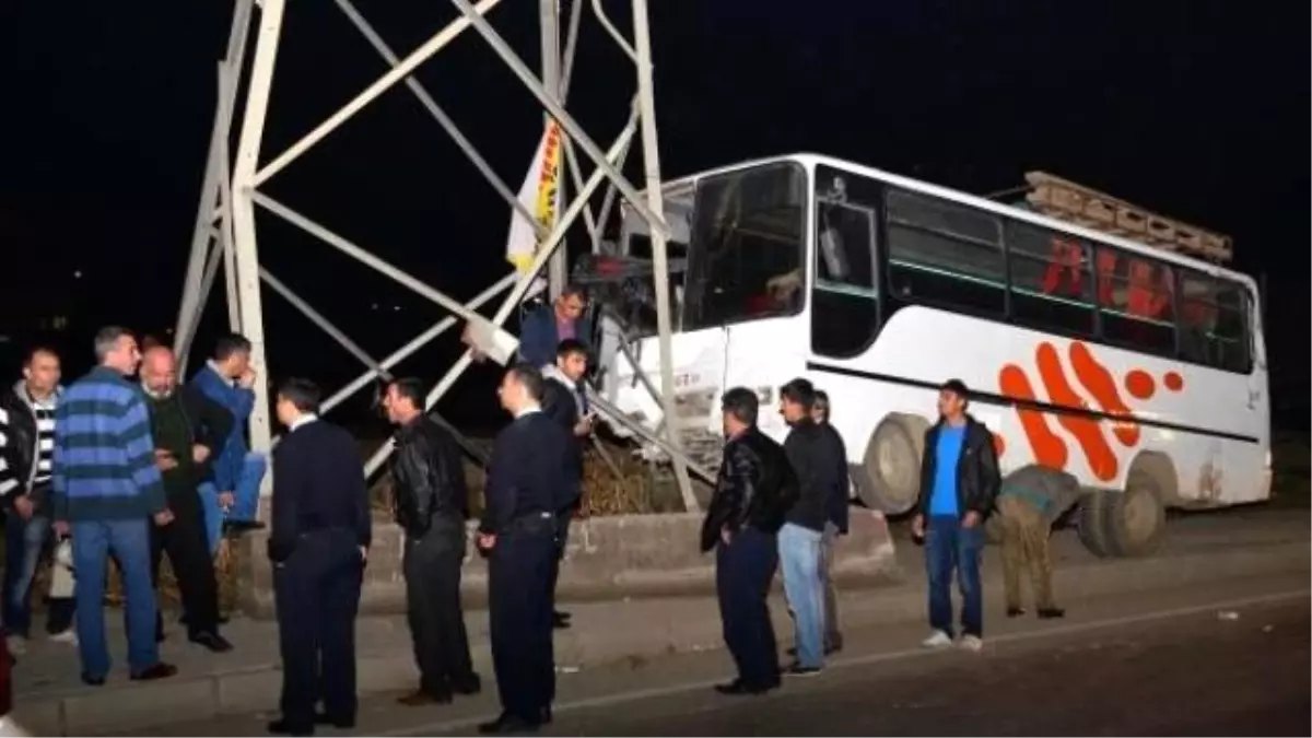 Tarım İşçilerini Taşıyan Otobüs Elektrik Direğine Çarptı: 6 Yaralı