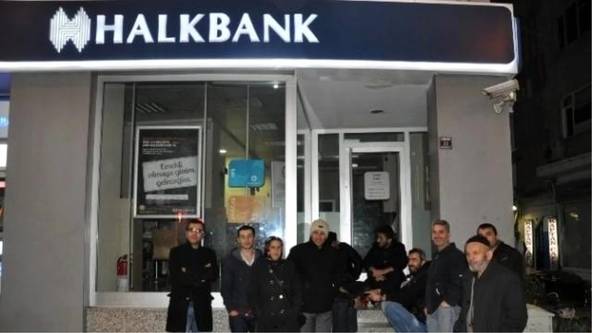 TOKİ\'den Ev Alabilmek İçin Bir Gün Önceden Banka Önünde Beklemeye Başladılar