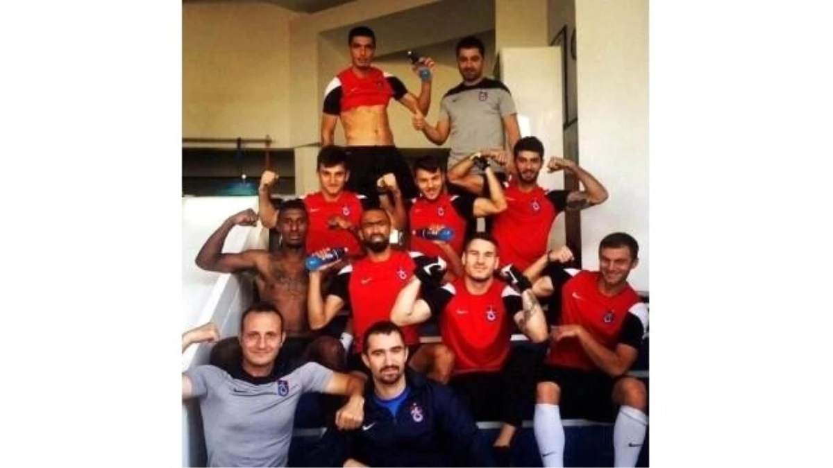 Trabzonsporlu Futbolculardan Antrenman Pozu