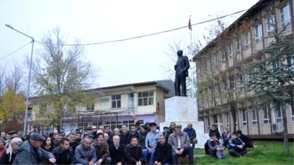 Tunceli\'de Vatandaşlar Müftüyü Protesto Etti