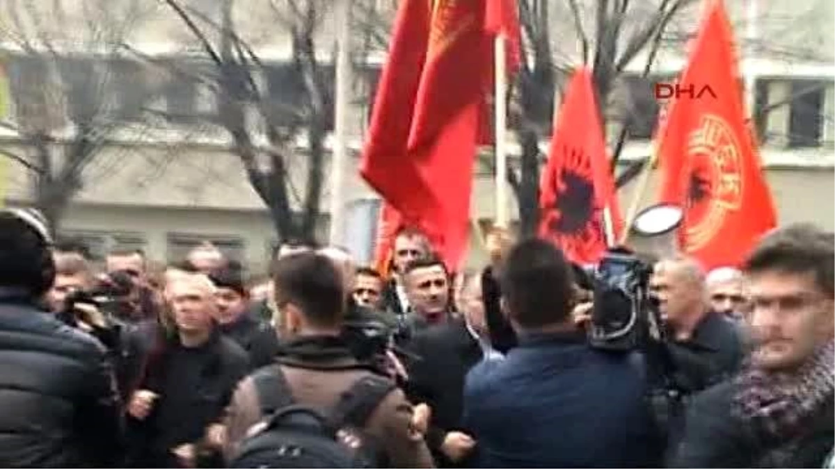 Uçk Derneklerinden Priştine Üniversitesi Önünde Protesto