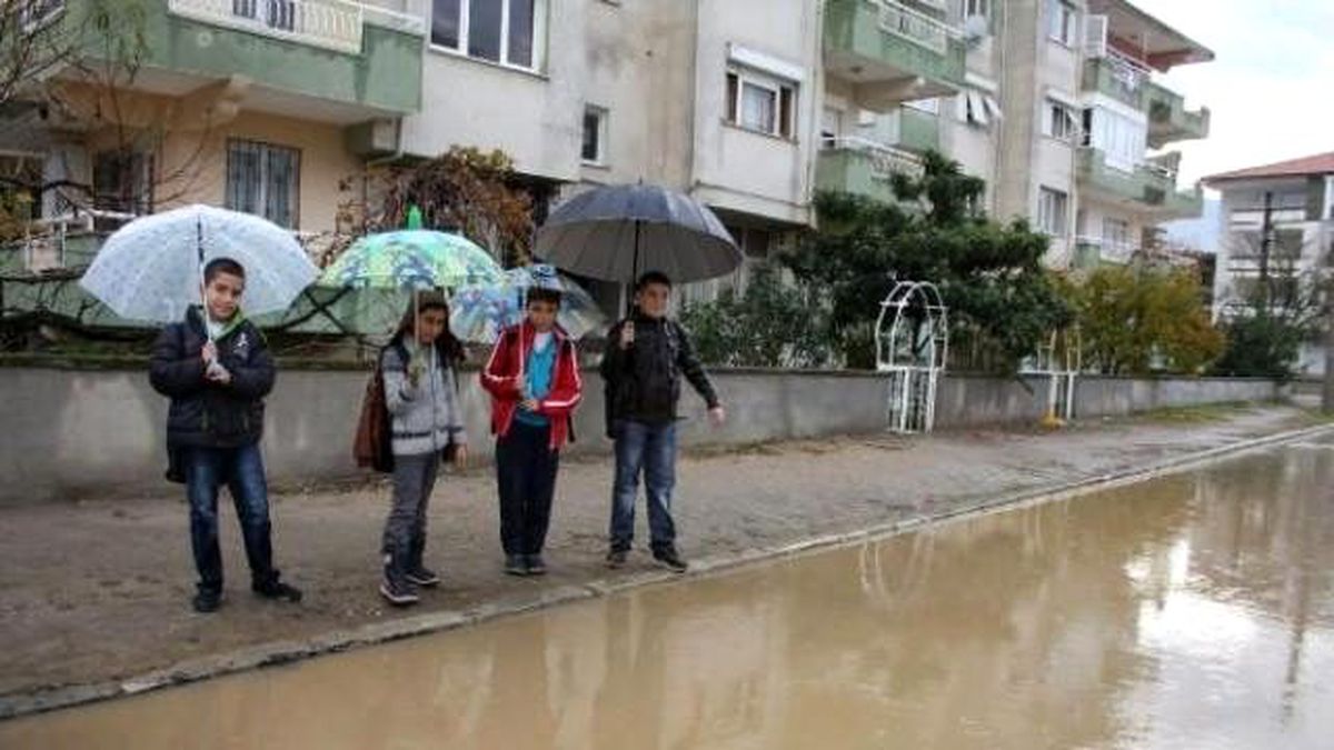 Yağmur Tire\'de Cadde ve Sokakaları Dereye Çevirdi
