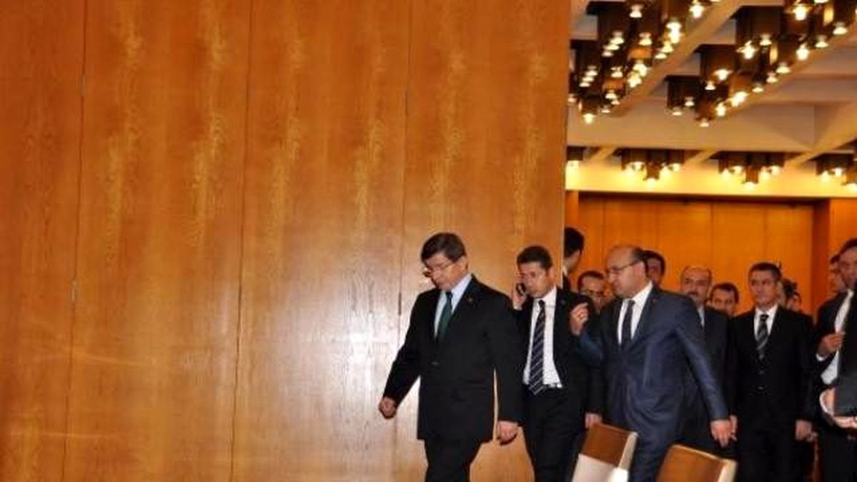 Başbakan Davutoğlu 9 Bakanla Atina\'ya Gitti