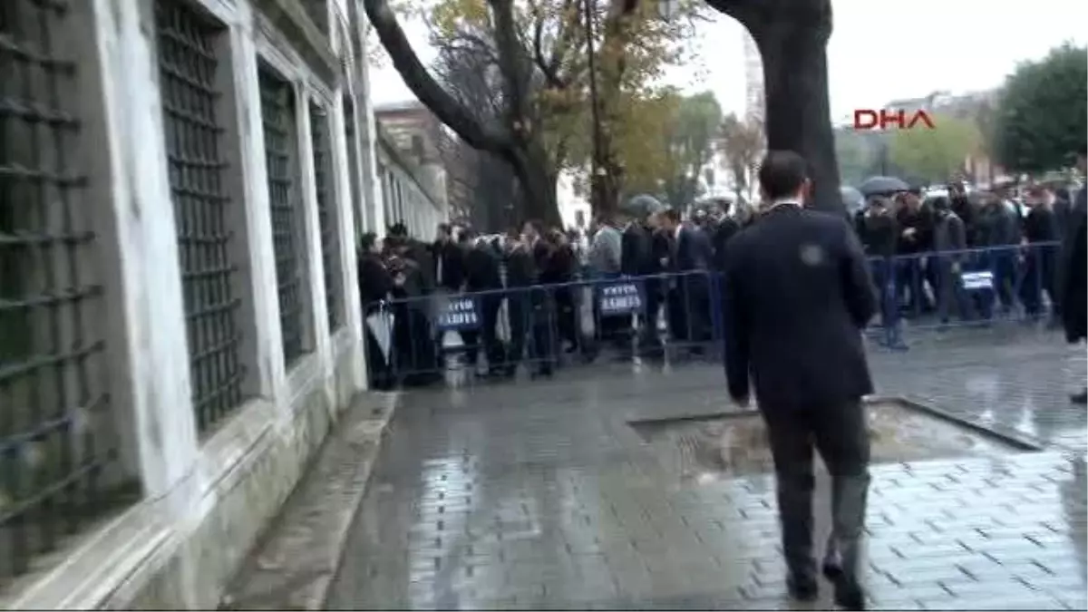 Başbakan Davutoğlu Cuma Namazını Sultanahmet Camii\'nde Kıldı