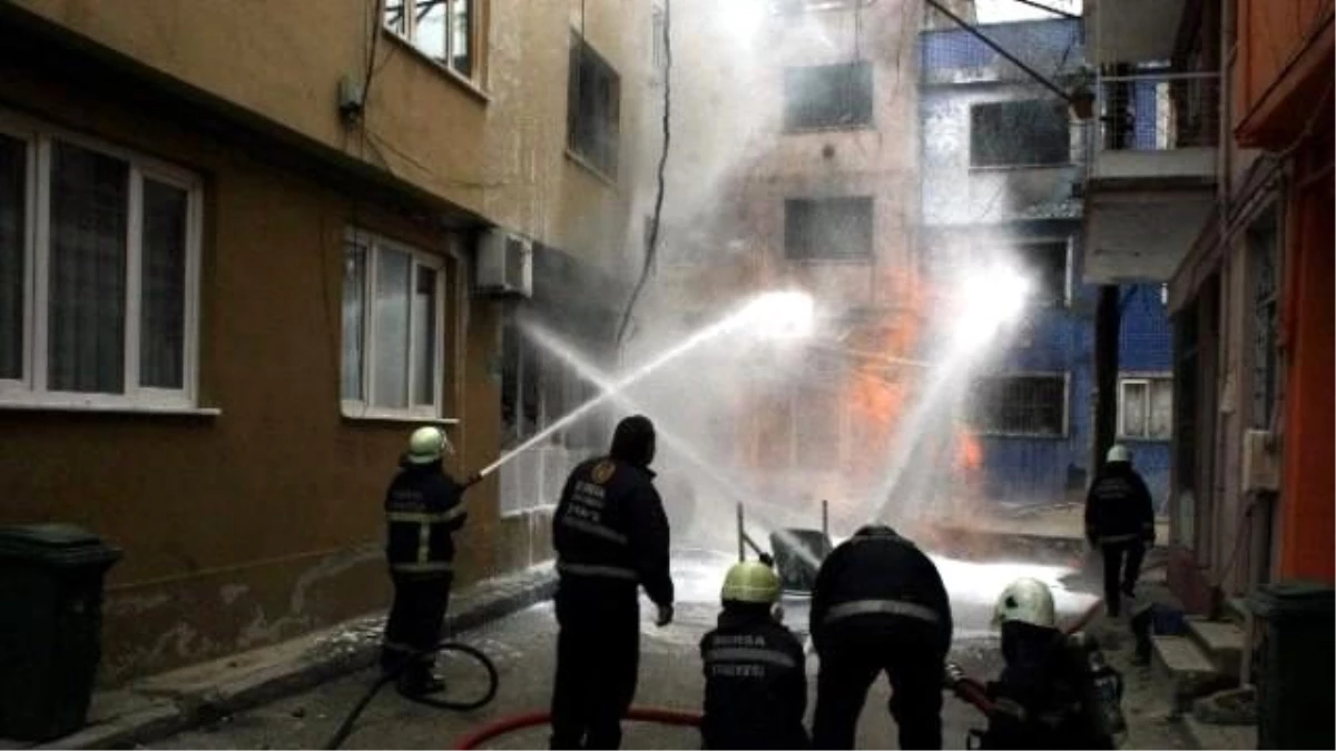 Bursa\'da Doğalgaz Borusu Patladı, 3 Apartman Yandı
