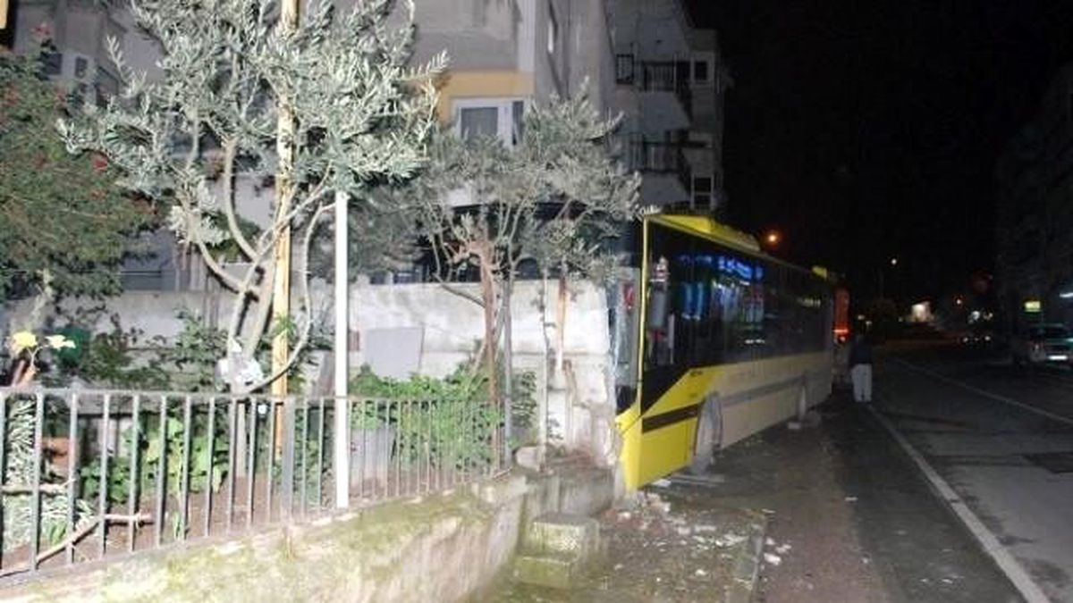 Freni Boşalan Otobüs Duvara Çarptı