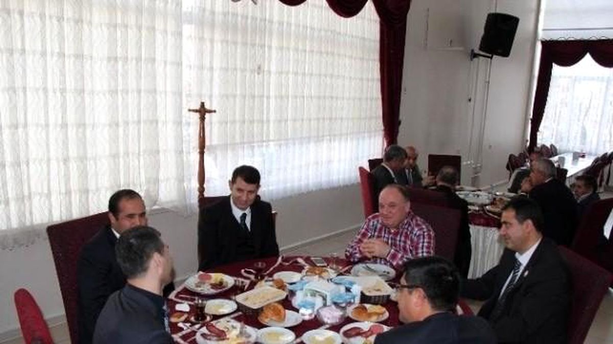 İl Özel İdaresi Genel Sekreteri Ayhan, Engelli Personelle Kahvaltıda Buluştu