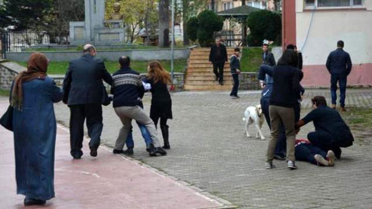 Öğretmen 3 Öğrenci Tarafından Dövüldü