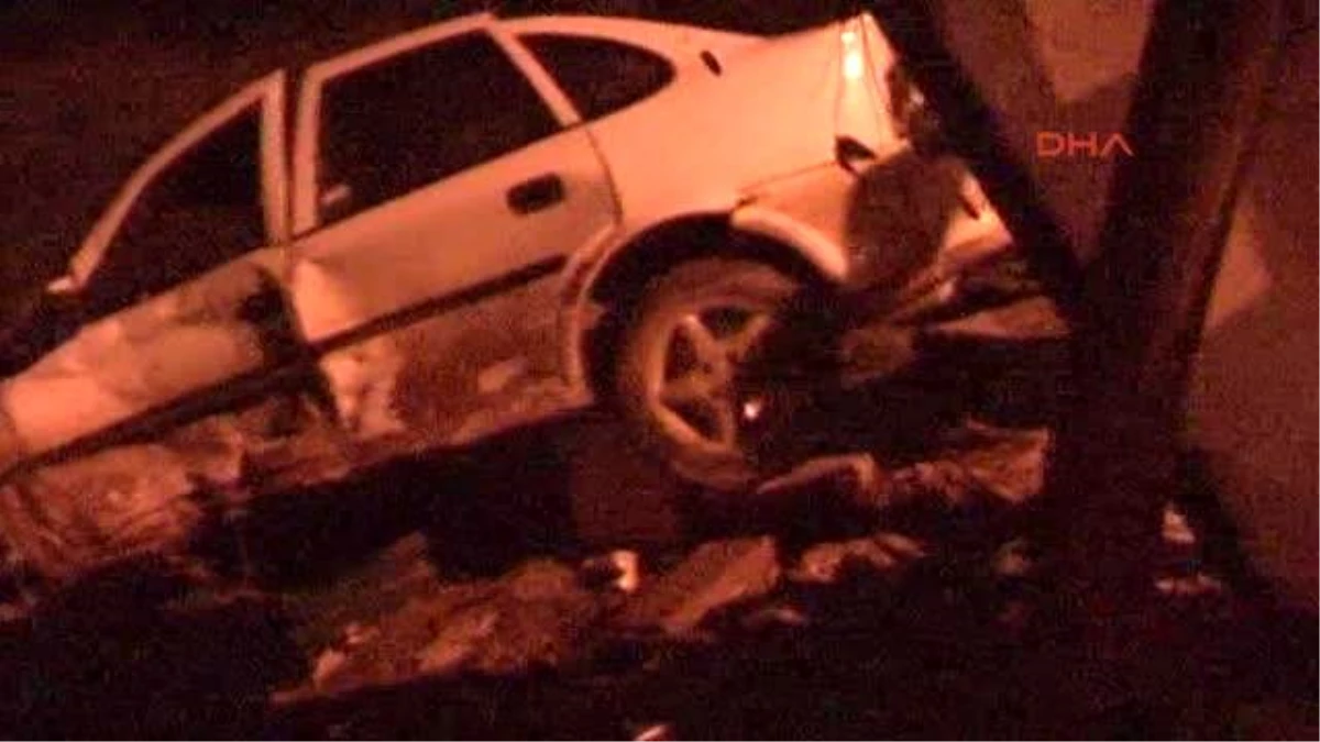 Kazan\'da Otomobil, Durağa Daldı: 2 Öğrenci Ağır Yaralı