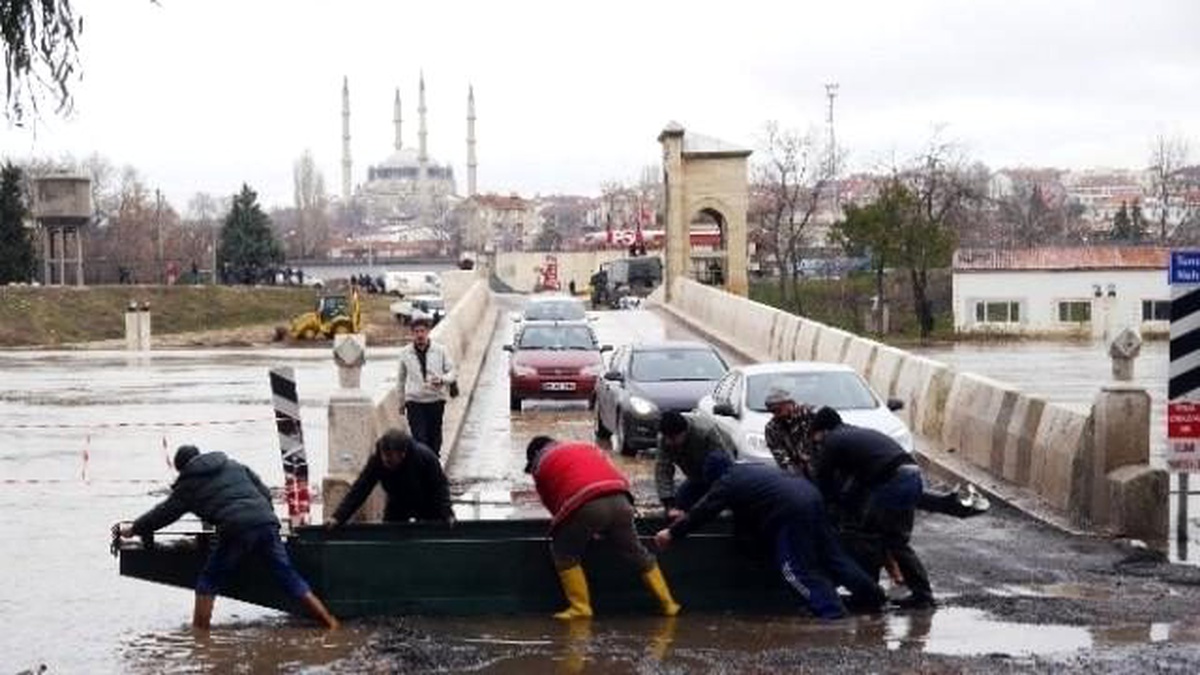 Fatih\'in Torunları Kayığı Karadan Yürüttü
