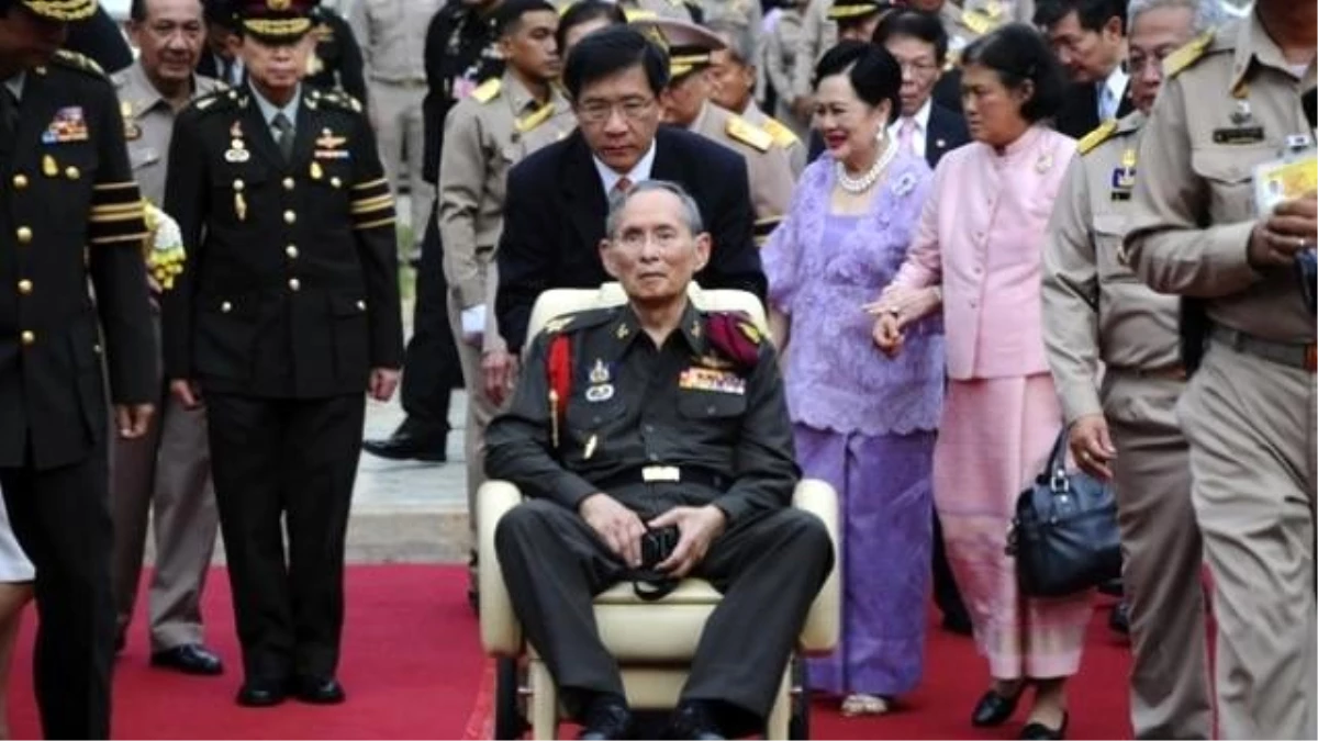 Tayland\'da Kral Bhumibol\'un 87. Doğum Günü