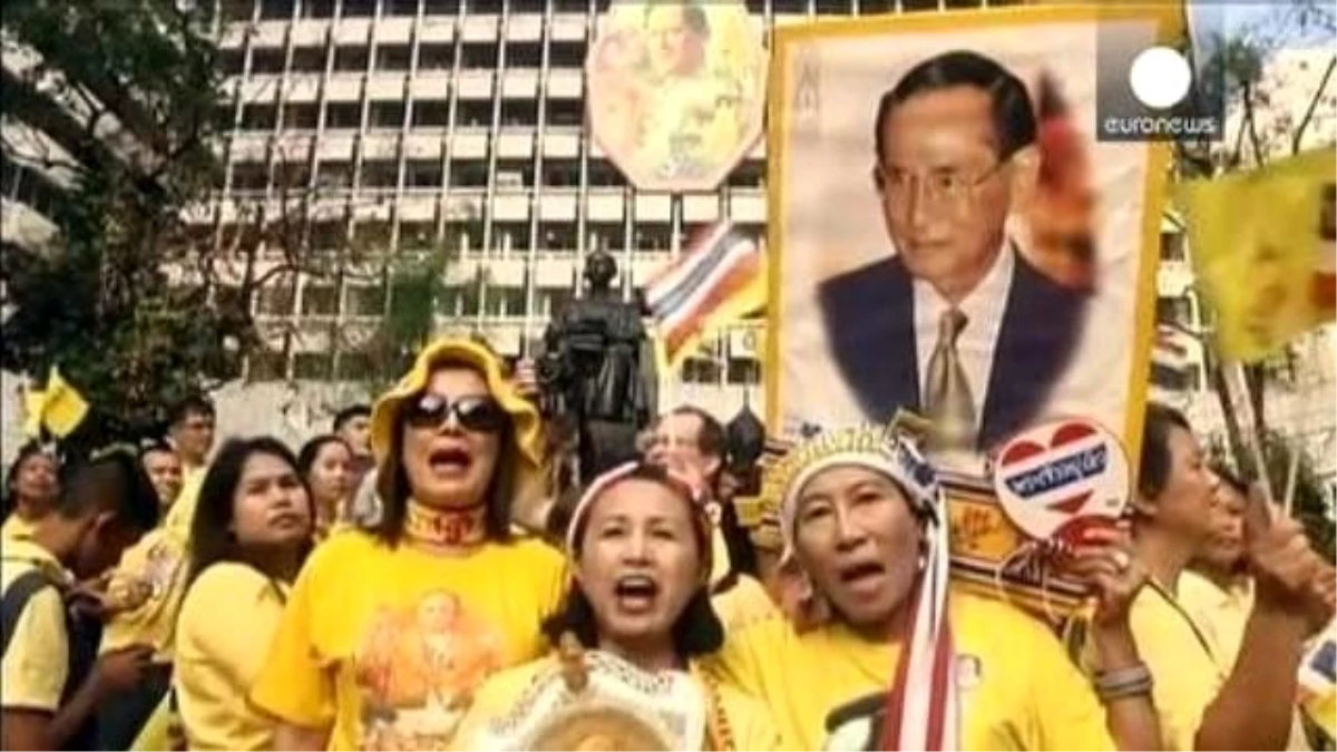 Tayland\'da Kral Bhumibol\'un Doğumgünü Kendisinden Yoksun Kutlanıyor