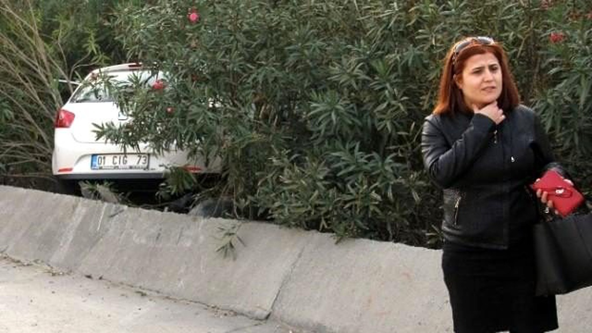 Tırın Sıkıştırdığı Kadın Sürücü Bariyerlere Çarptı