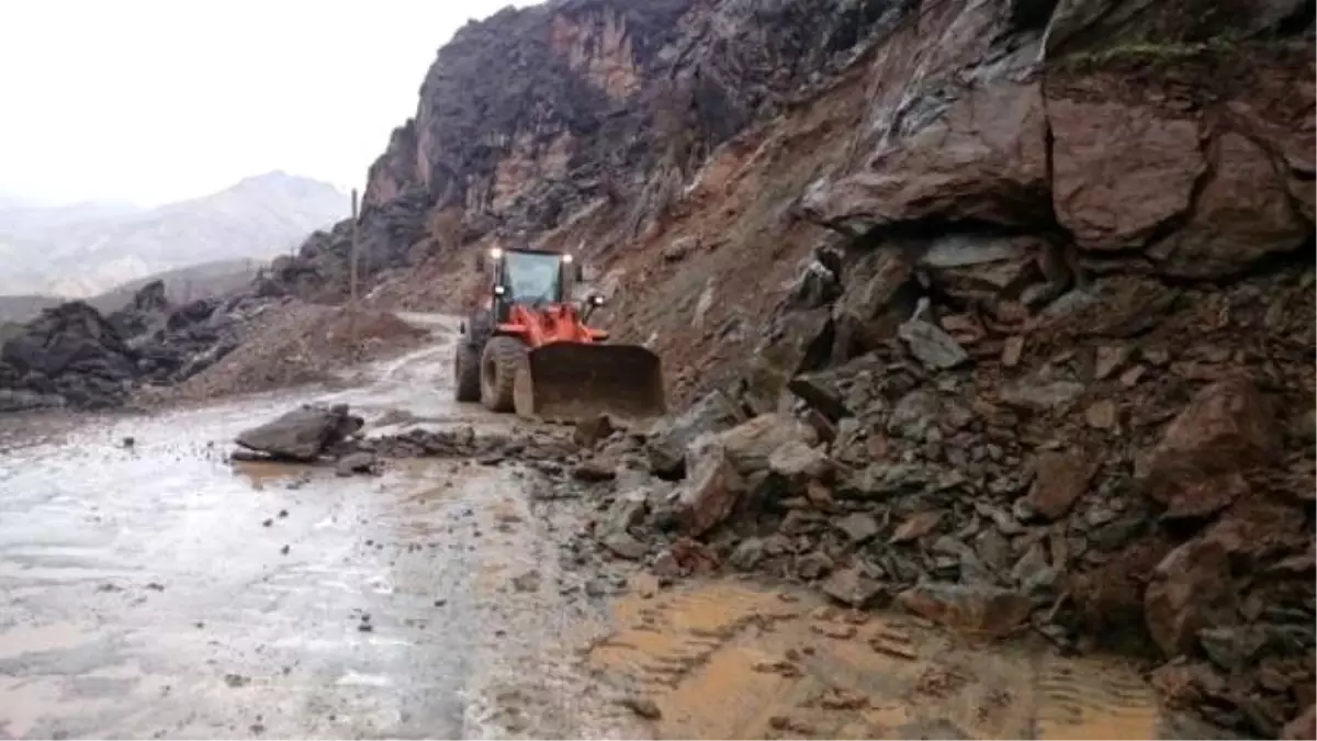 Yol Açma Çalışmaları Sürüyor