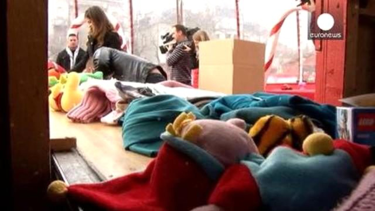 Zengin Çocuklar Fakirlere Hediyeler Veriyor